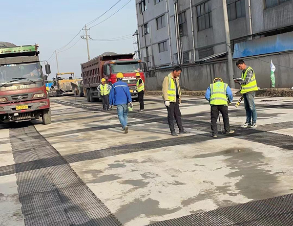 枝江老材料的新故事：玻璃纤维土工格栅如何在‘白改黑’浪潮中重获新生？